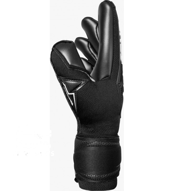 GOALKEEPER GLOVES